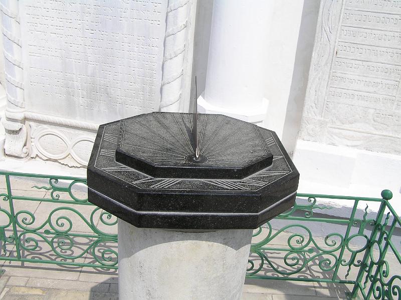 P8190181.JPG - Sluneční hodiny - foceno v půl dvanácté normálního, tedy v půl jedné letního času