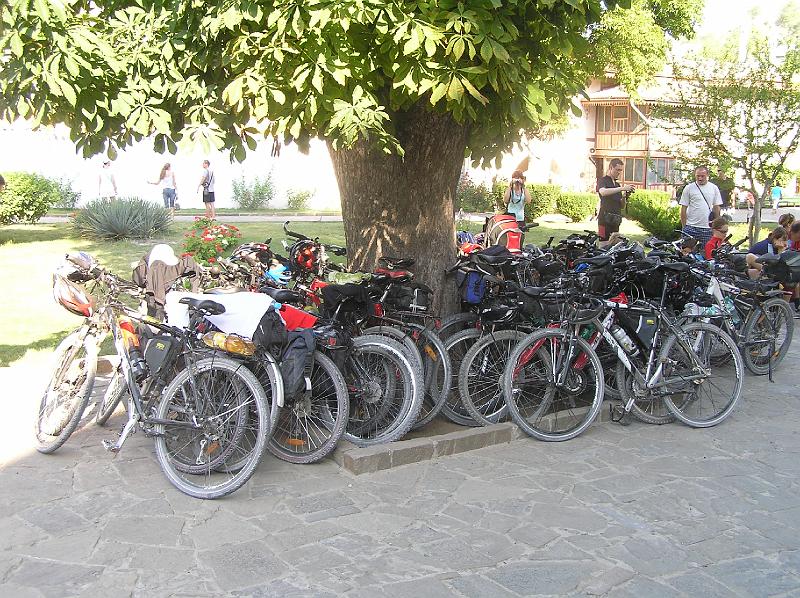 P8210242.JPG - Kola odložená v Chánském paláci