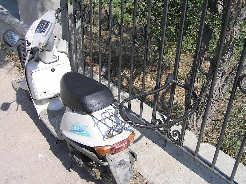 P8220330.JPG - Pořádně zamknutý skůtr