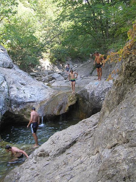 P8240429.JPG - Dan se připravuje ke skoku, Honza se chystá po něm