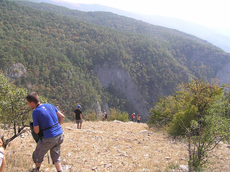 P8240441.JPG - Nad kaňonem. Já se výšek bojím, proto jsem moc ke kraji nelezl