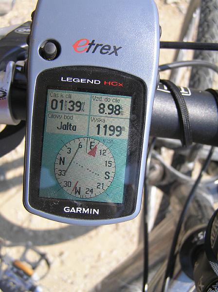P8250445.JPG - Nejvyšší sedlo, které jsme zdolali na kole. Z 250m po cca 26 km do kopce jsme ve 1200m.