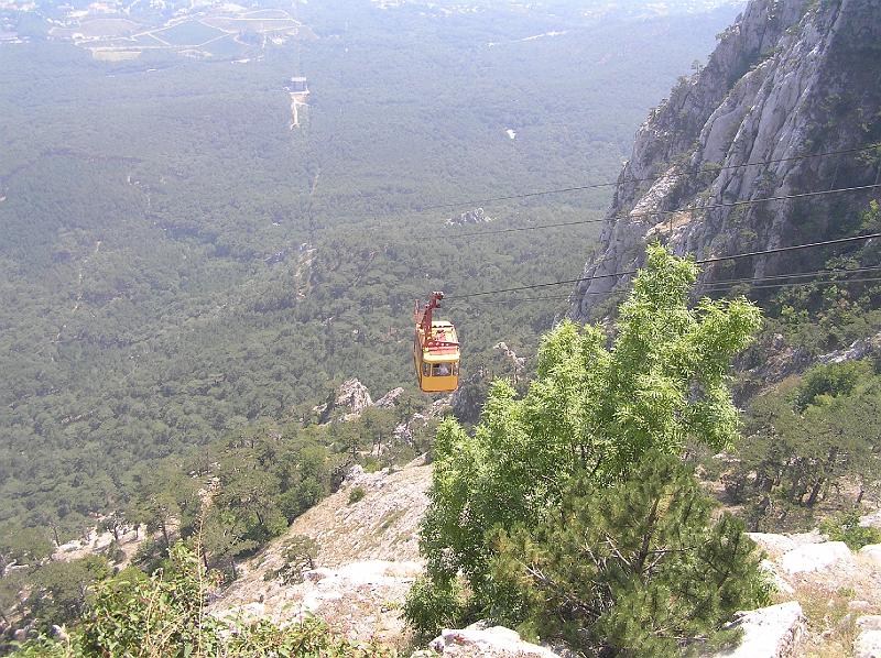 P8250453.JPG - Nesedl bych do ní. Sloupy jsou jen 2 - na dolní a na horní stanici