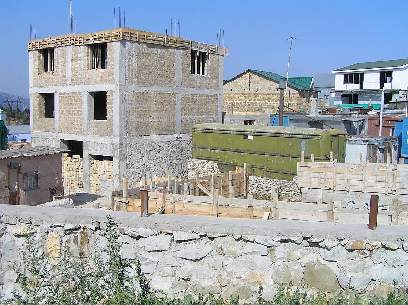 P8250457.JPG - Nebo tento přívěs zakomponovaný do terénu