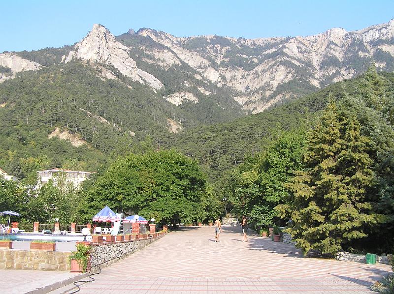 P8260478.JPG - Hory nad hotelem