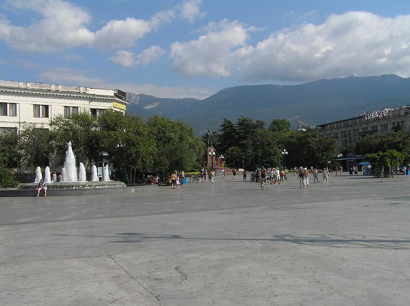 P8260500.JPG - V pozadí Lenin