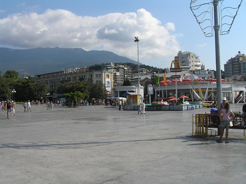 P8260501.JPG - A naproti Mc Donald