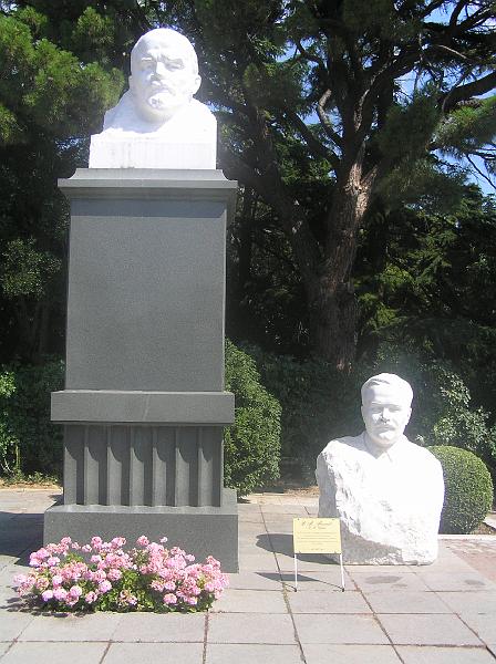 P8260515.JPG - Na podstavci Lenin, dole zakladatel parku. Ten byl původně na tom podstavci