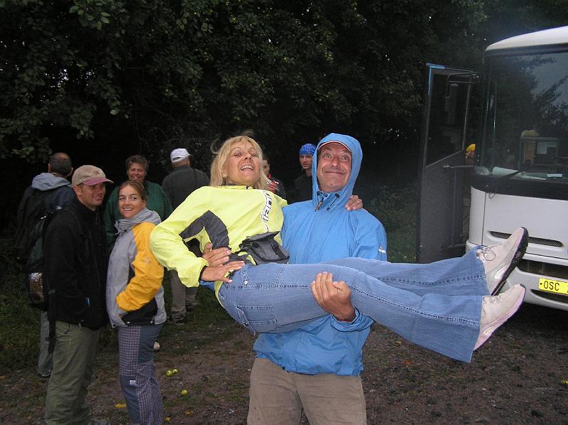 P8300669.JPG - Slávek opět s ženskou v náručí