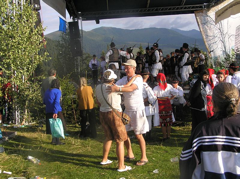 P8160052.JPG - Slavnost si místní užívají