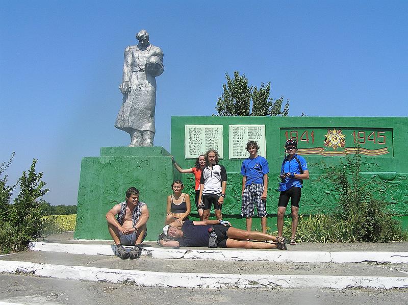 P8180090.JPG - Kdoví co si asi o nás myslí ten chlap nahoře?