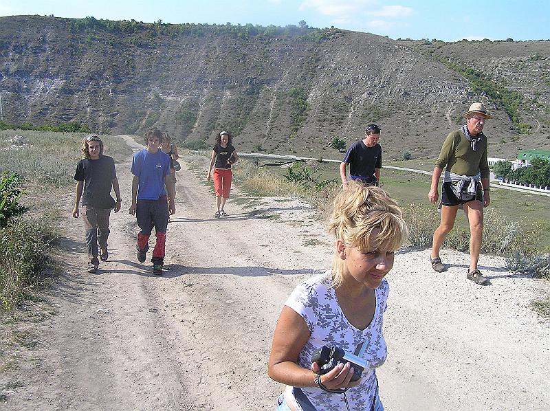 P8190104.JPG - Cesta do kostela