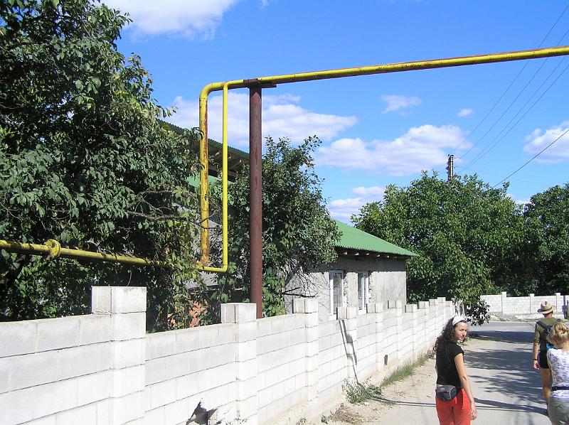 P8200167.JPG - Rozvody plynu jako na Krymu (na rozdíl od Krymu jsou ale trubky žluté i nad výškou 2,5 metru)