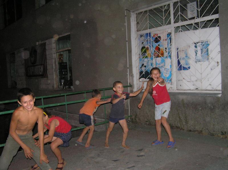 P8200177.JPG - Dětičky před magazínem