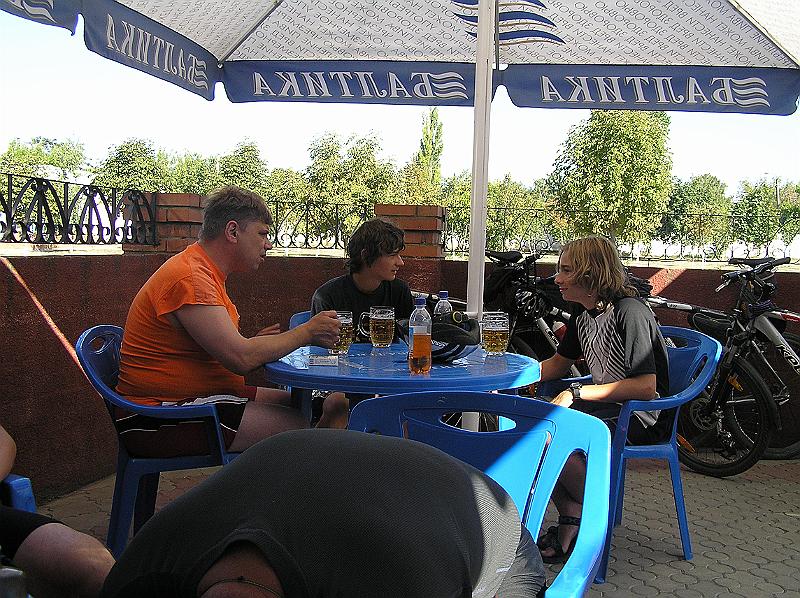 P8220213.JPG - Údajný člen ochranky Podněsterského parlamentu v družném rozhovoru s kluky, kteří neumí rusky.