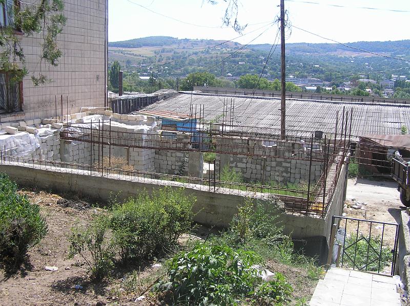 P8230247.JPG - Rozestavěná budova v Kalaraši