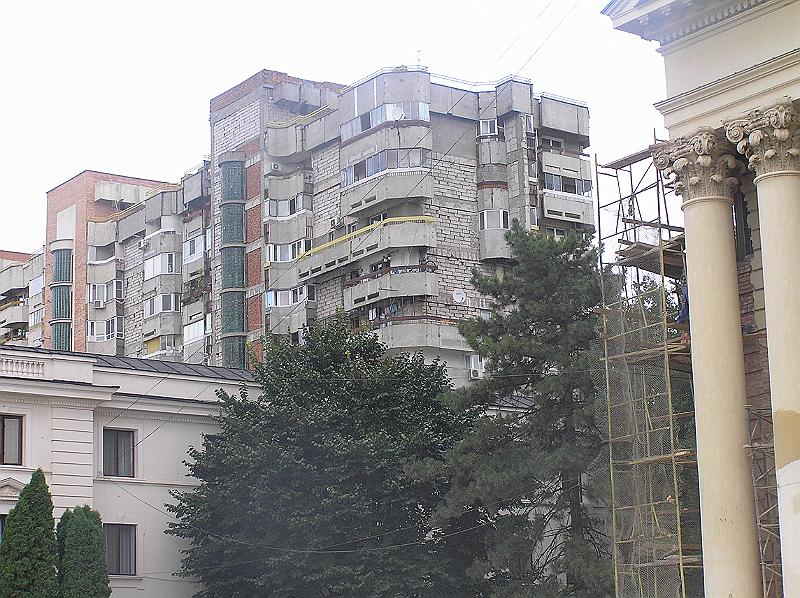 P8240311.JPG - Soužití minulého a současného