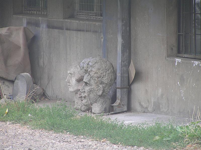 P8240328.JPG - Zátiší s kamennými palicemi